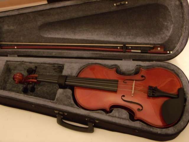 Vendo violín etinger 4/4 nuevo mas soporte para violín en Viña del Mar Instrumentos Musicales | 426476