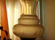 Hermosa lampara antigua de bronce base triangular, usado segunda mano  Chile
