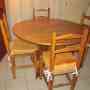 Vendo mesa redonda de madera con 4 sillas de madera.